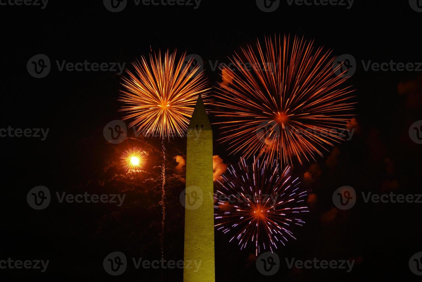 vuurwerk verlicht de lucht achter het Washington Monument op 4 juli 2022. foto