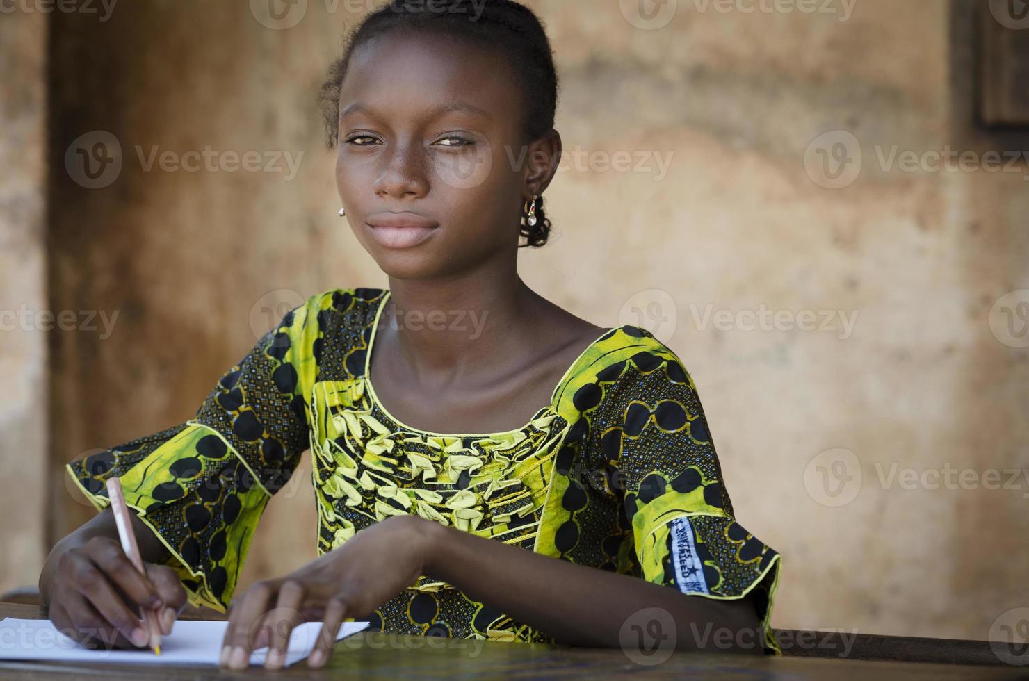 onderwijssymbool - Afrikaanse tienerstudent terug naar school foto