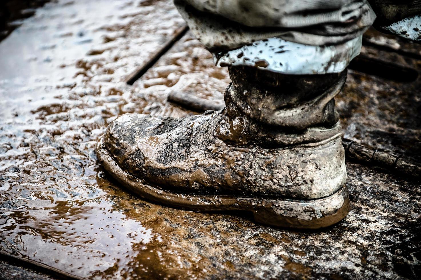booreiland werknemer modderige laarzen foto