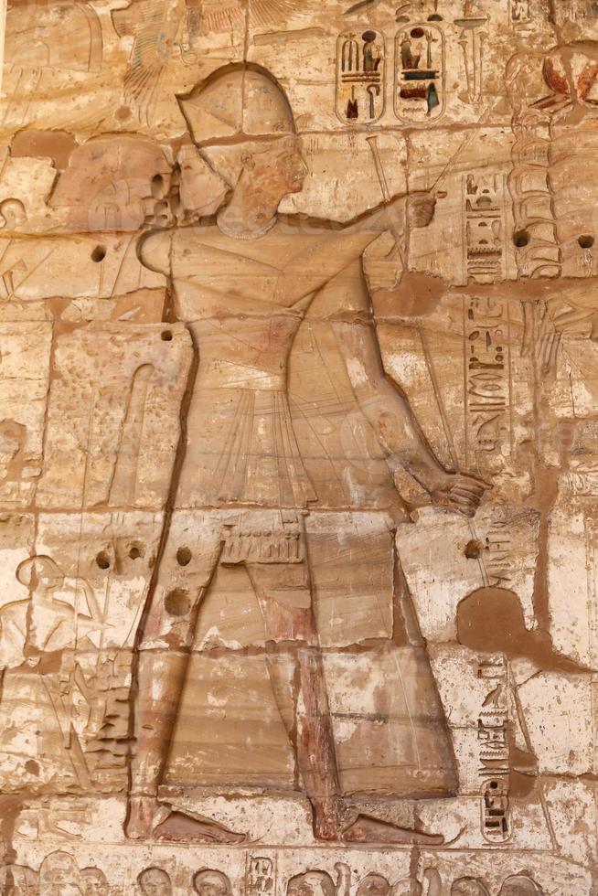 Egyptische hiërogliefen in medinet habu tempel, luxor, egypte foto