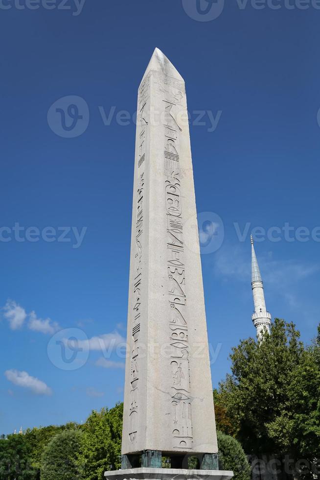 obelisk van theodosius in de stad istanbul foto