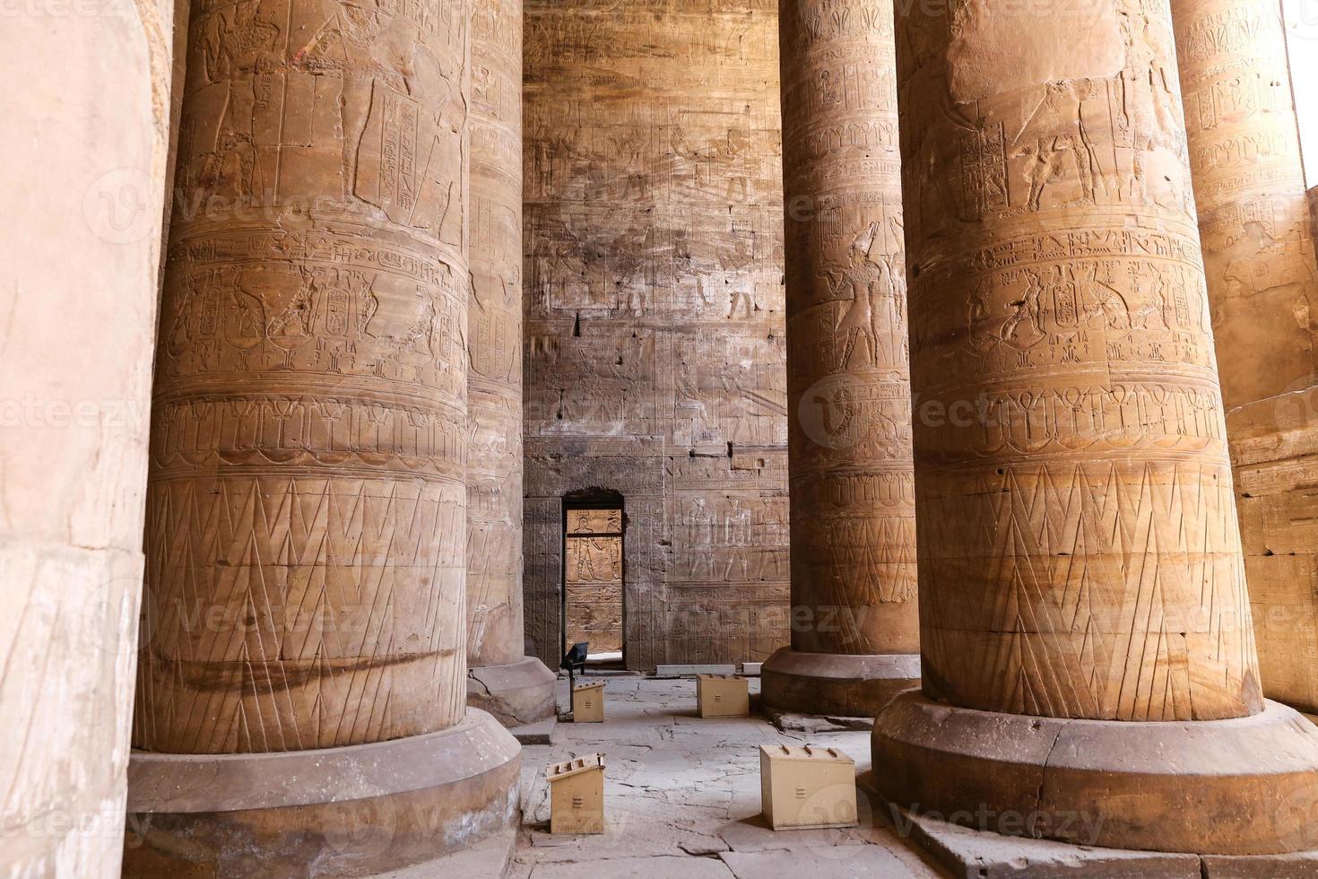 kolommen in edfu-tempel, edfu, egypte foto