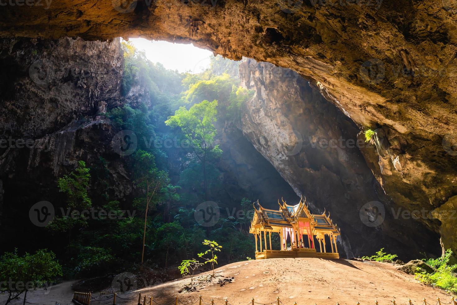 verbazingwekkende phraya nakhon-grot in khao sam roi yot nationaal park in prachuap khiri khan thailand is een kleine tempel in de zonnestralen in de grot. foto