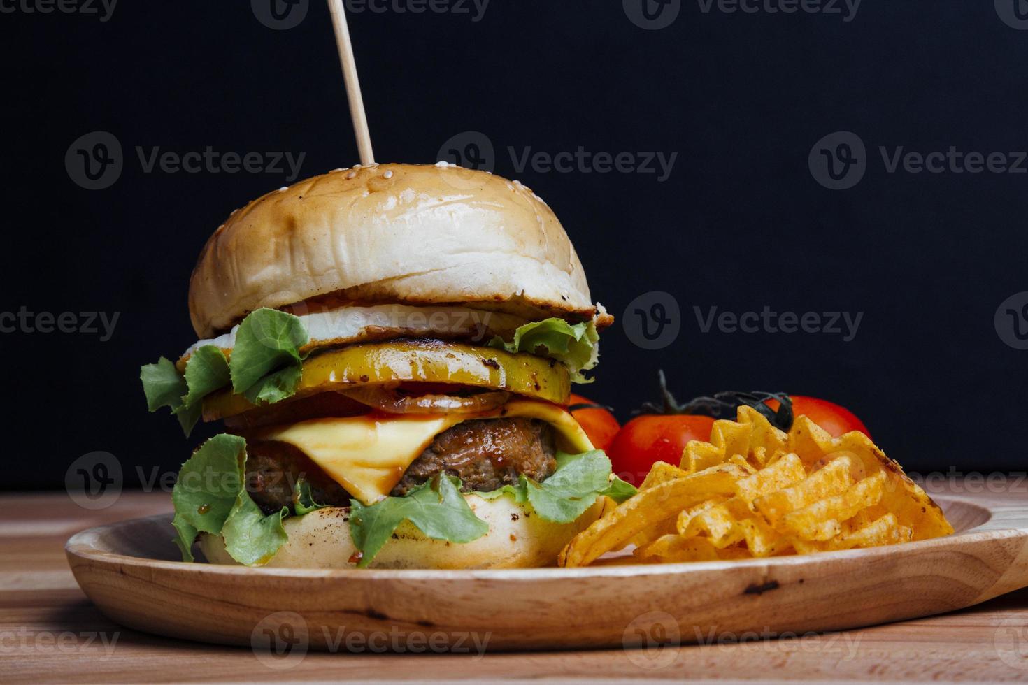 hamburger op zwarte achtergrond met copyspace foto
