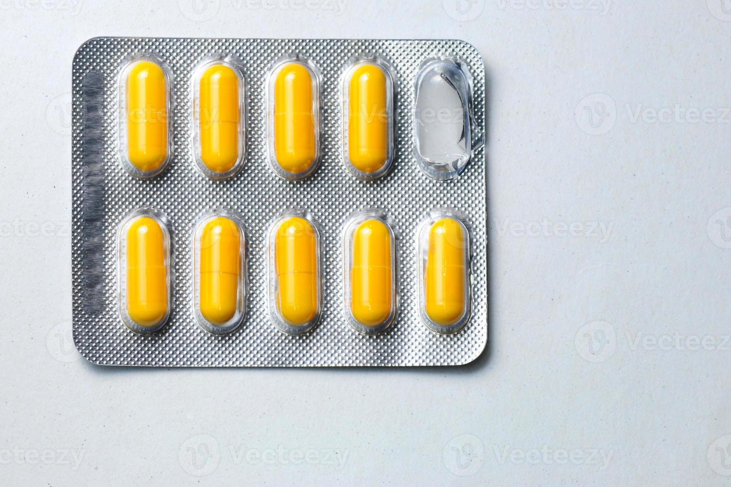één pakken pillen die op witte achtergrond worden geïsoleerd foto