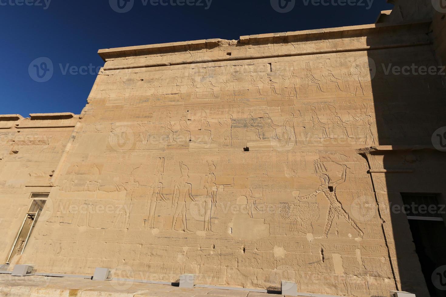 scène in philae tempel, aswan, egypte foto