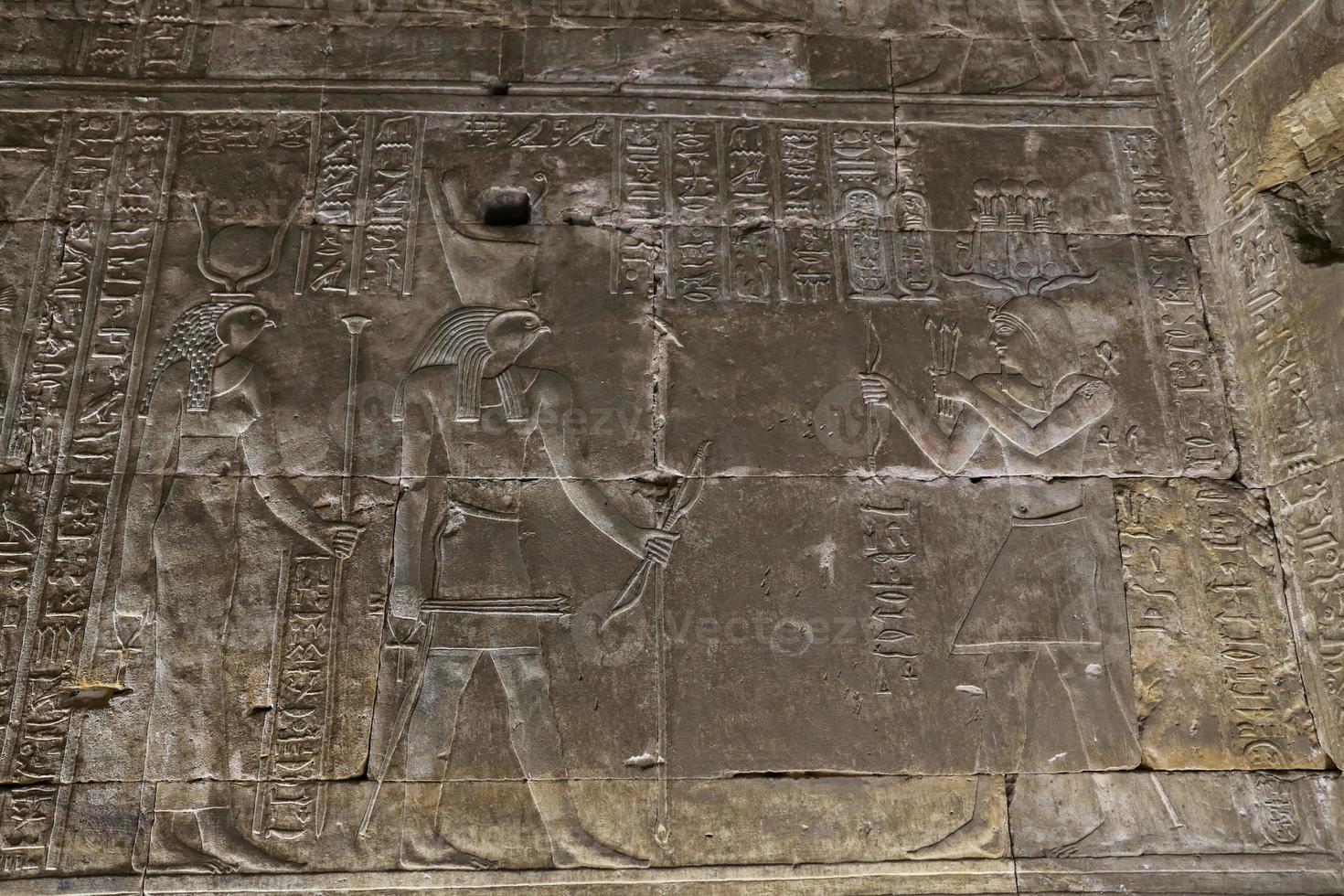 scène uit de edfu-tempel in edfu, egypte foto