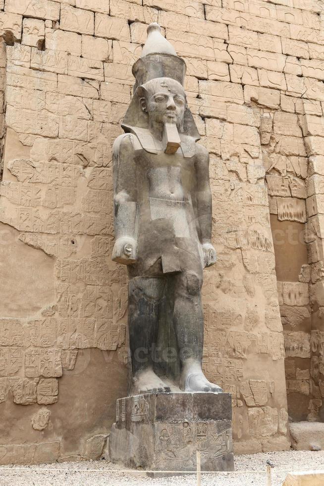 sculptuur in luxor tempel in luxor, egypte foto