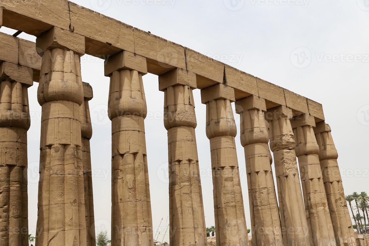 kolommen in de tempel van luxor, luxor, egypte foto