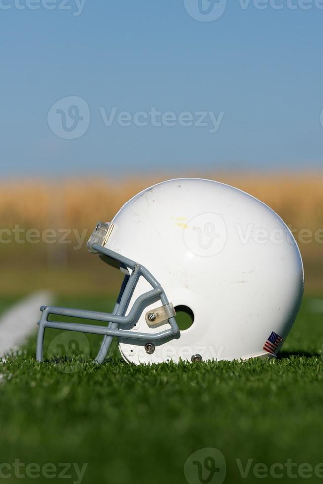 American football helm op veld foto