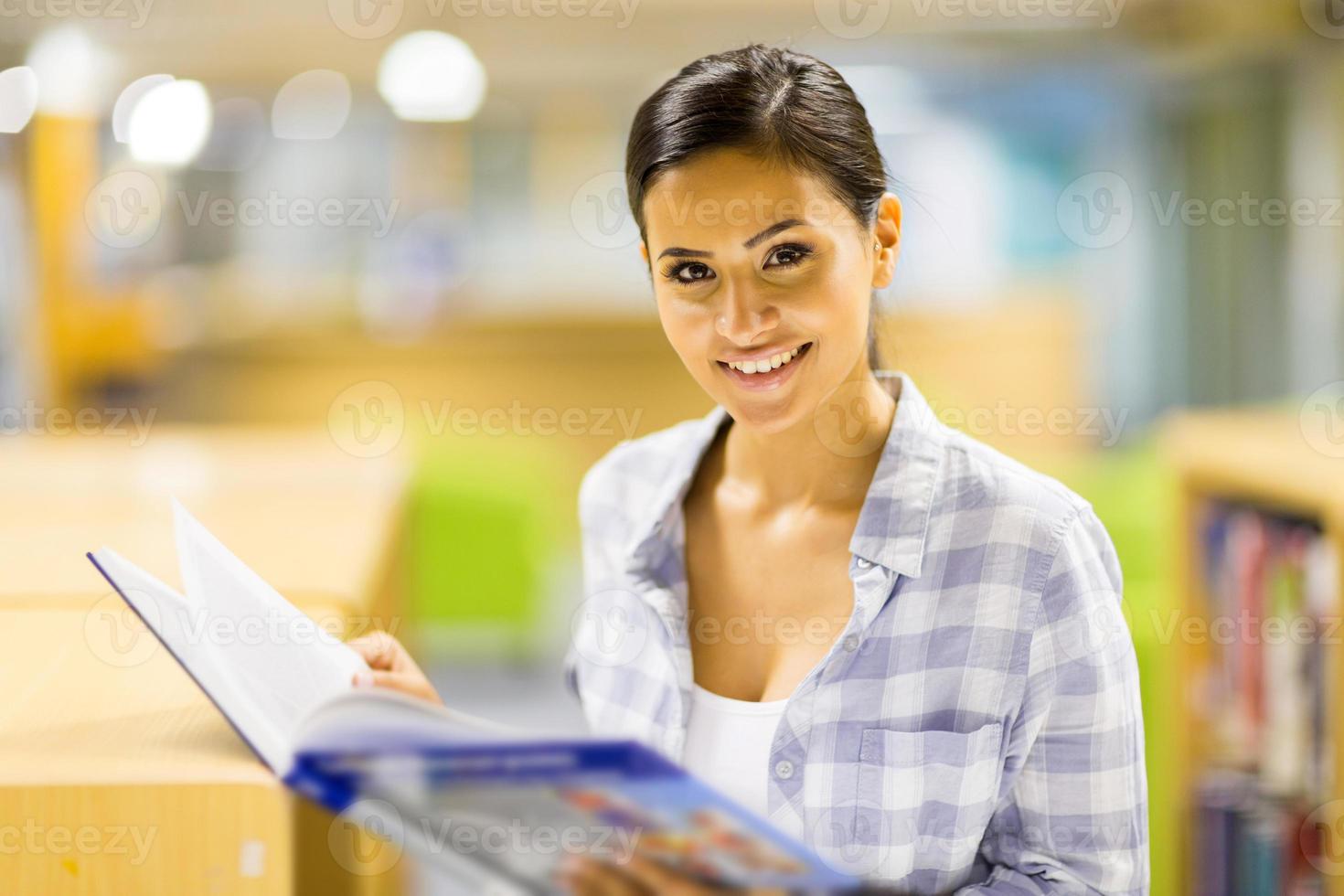 college meisje het lezen van een boek foto