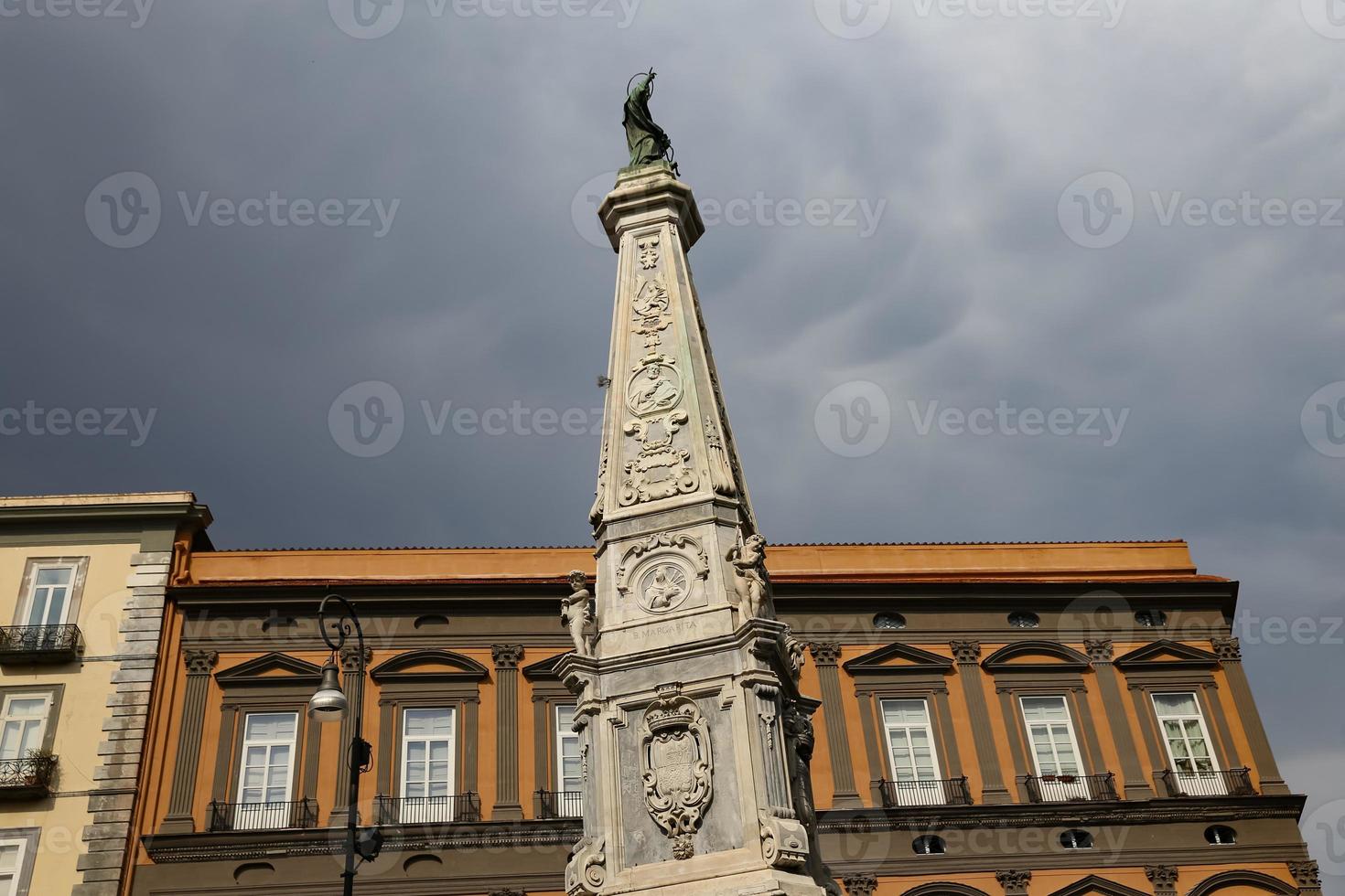 san domenico obelisk in napels, italië foto