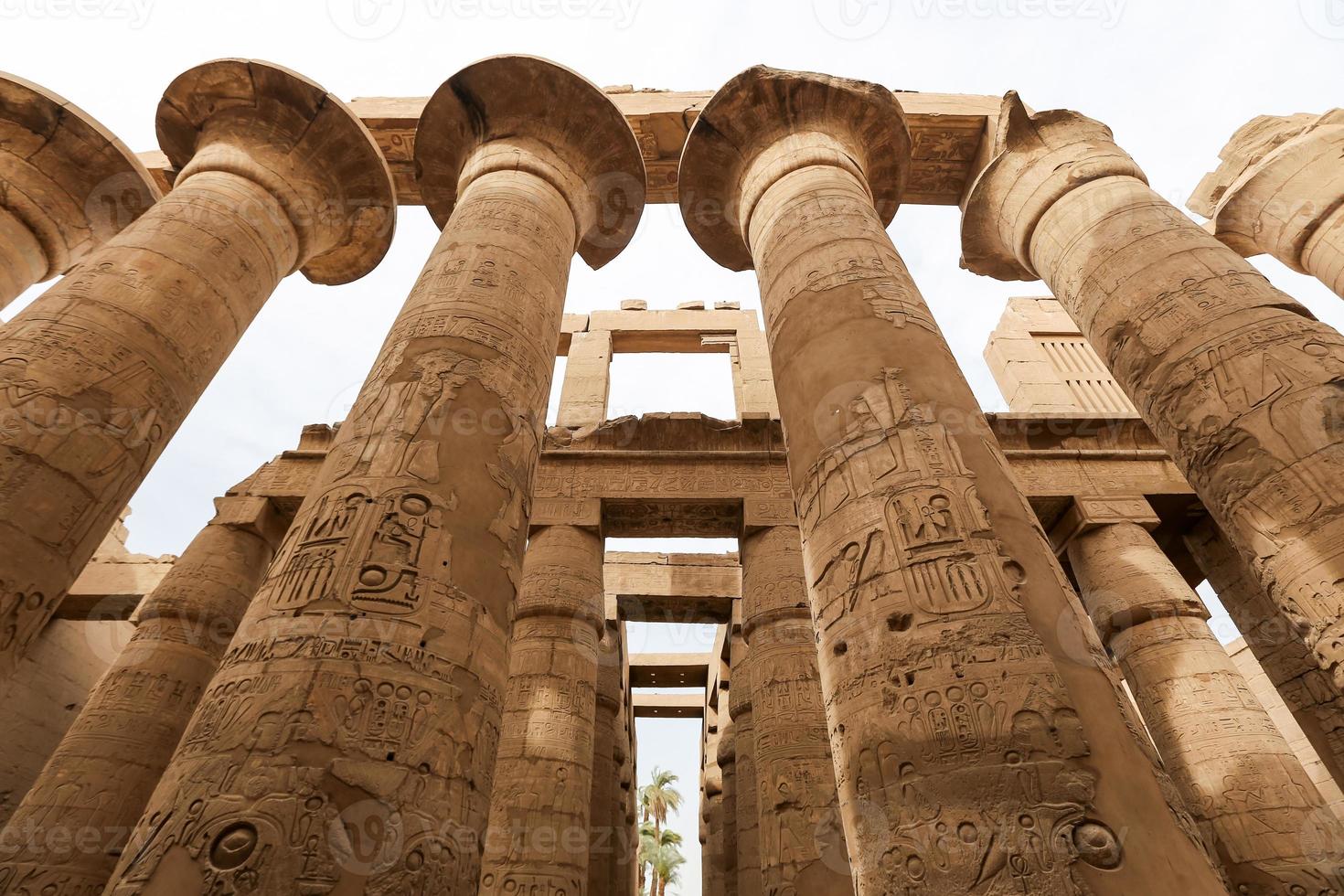 kolommen in hypostyle zaal van karnak tempel, luxor, egypte foto