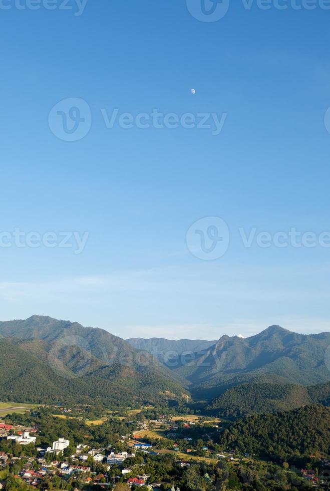 het kleine dorpje aan het einde van de landingsbaan ligt in de vlakte tussen de bergketens. foto