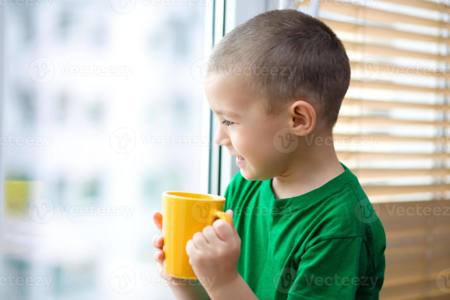 jongen drinkt thee foto