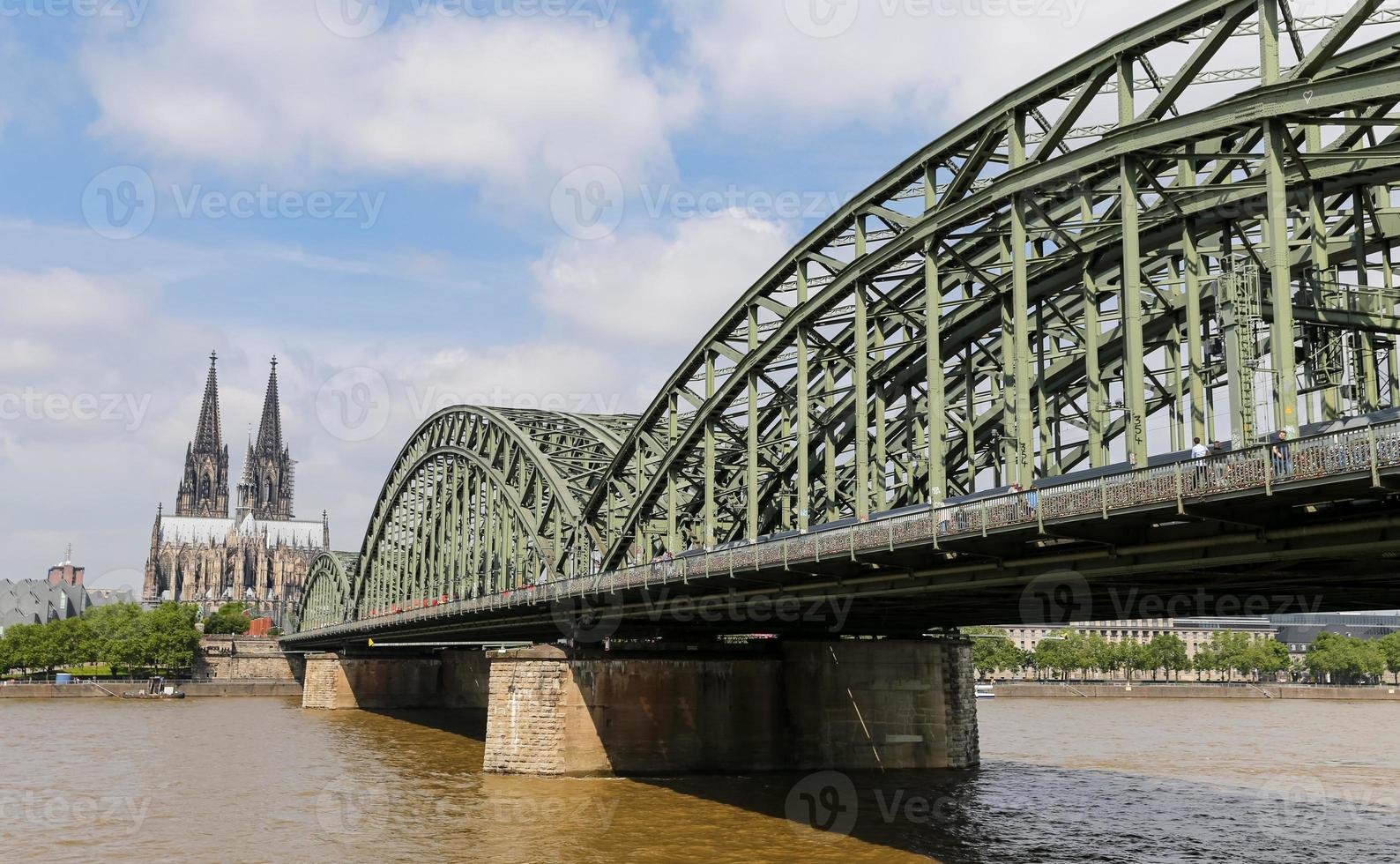 Hohenzollern-brug en de kathedraal van Keulen in Keulen, Duitsland foto