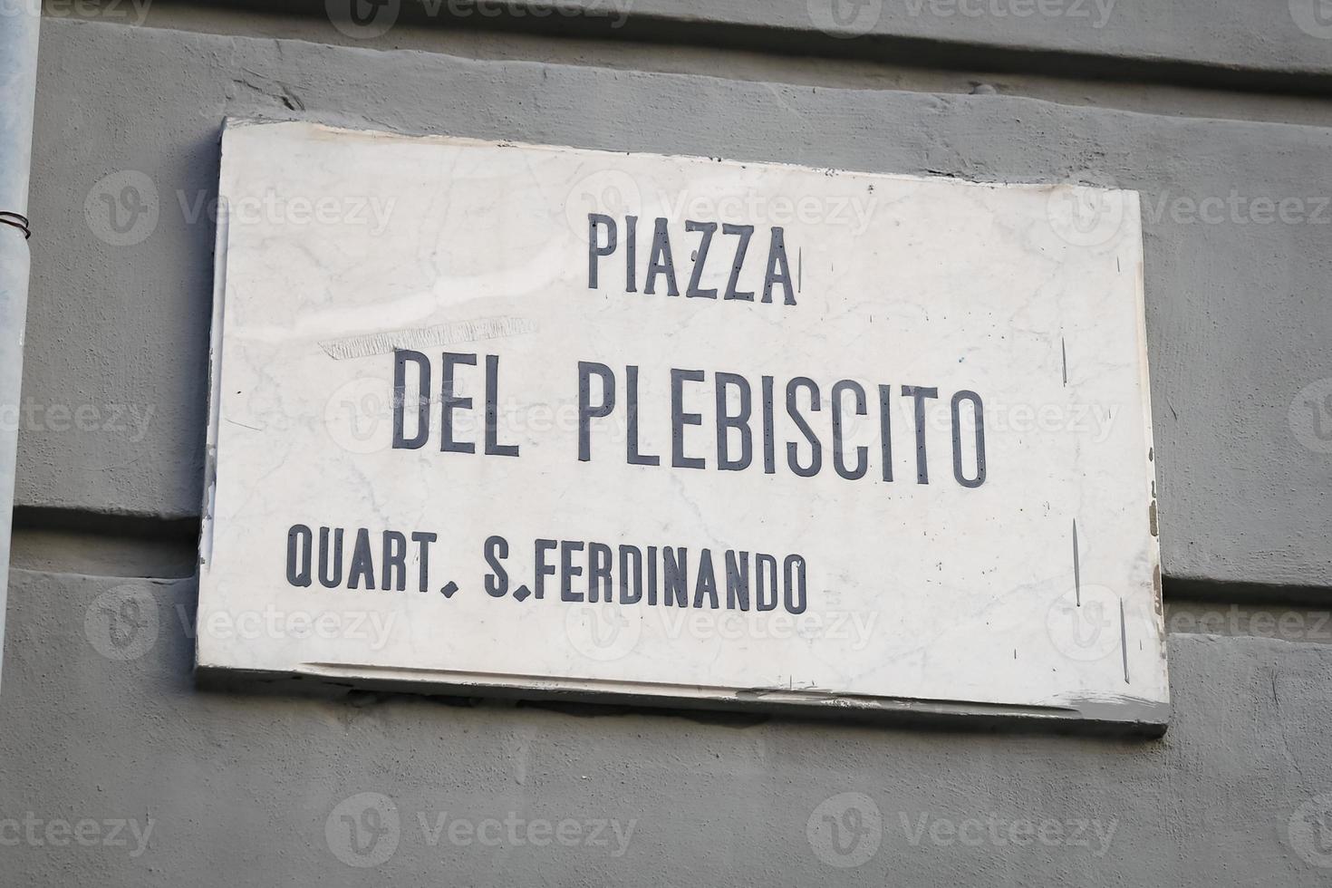 piazza del plebiscito straatnaambord in napels, italië foto