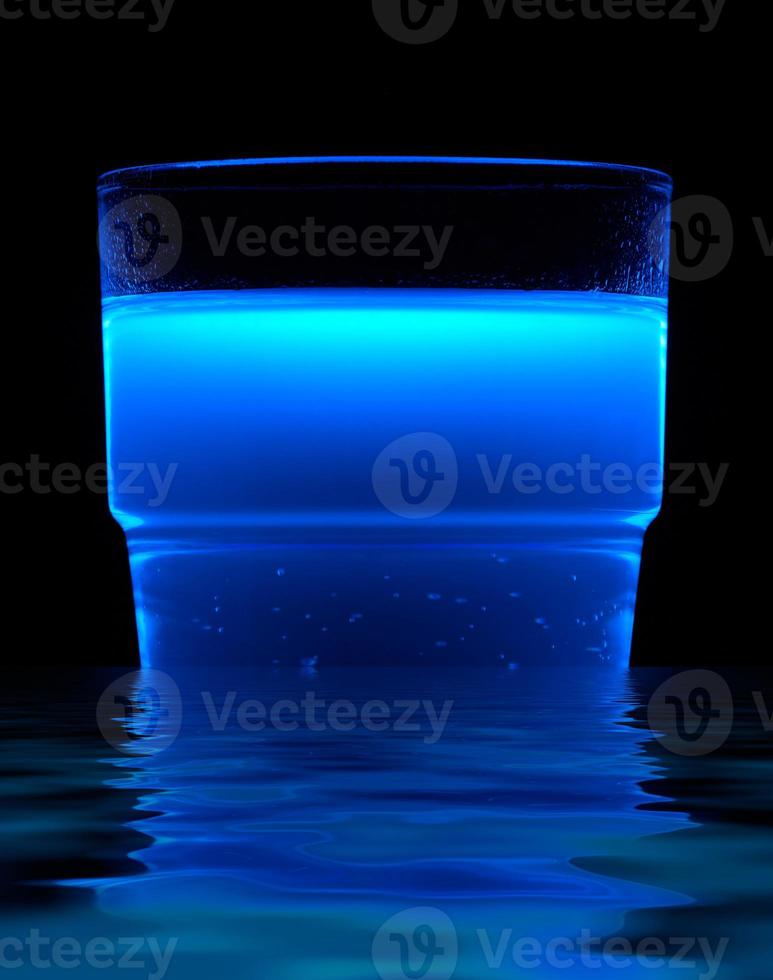 blauwe fluorescerende drank foto