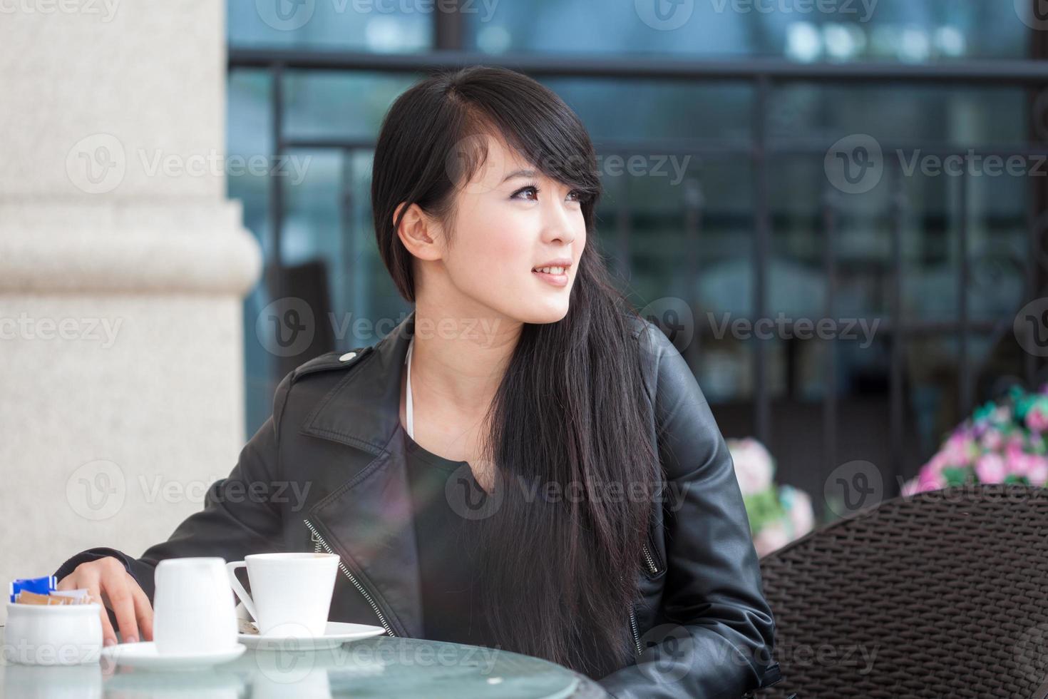 mooie jonge vrouw drinkt koffie foto