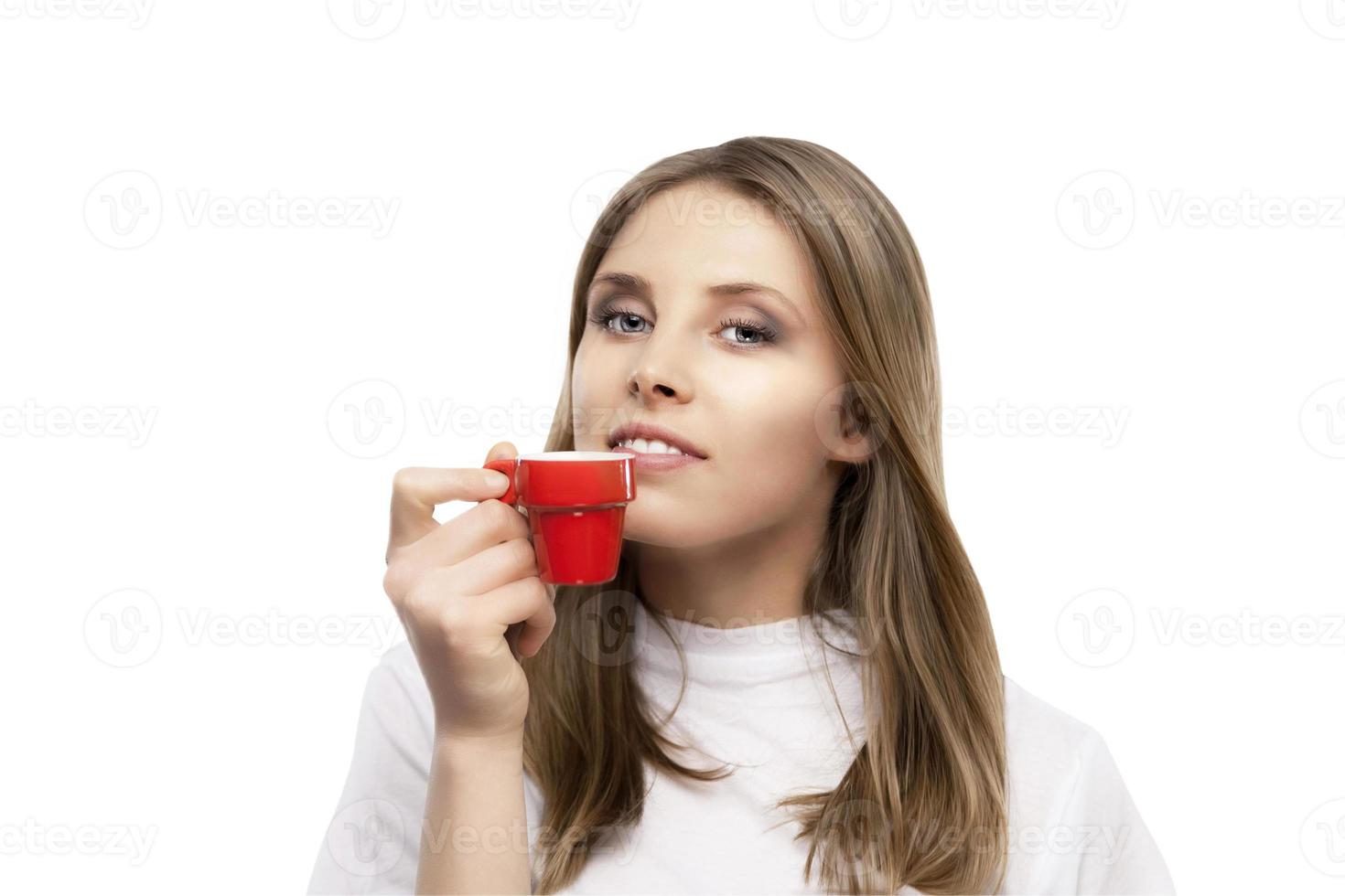 mooi meisje drinkt een kopje koffie foto