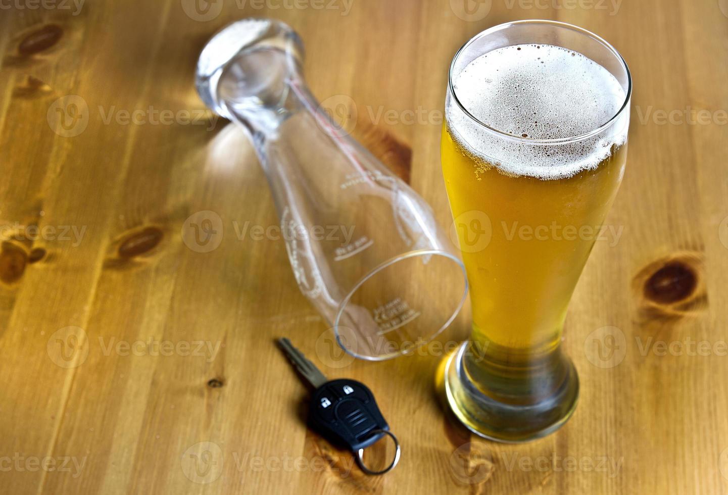 alcohol drinken en rijden concept foto