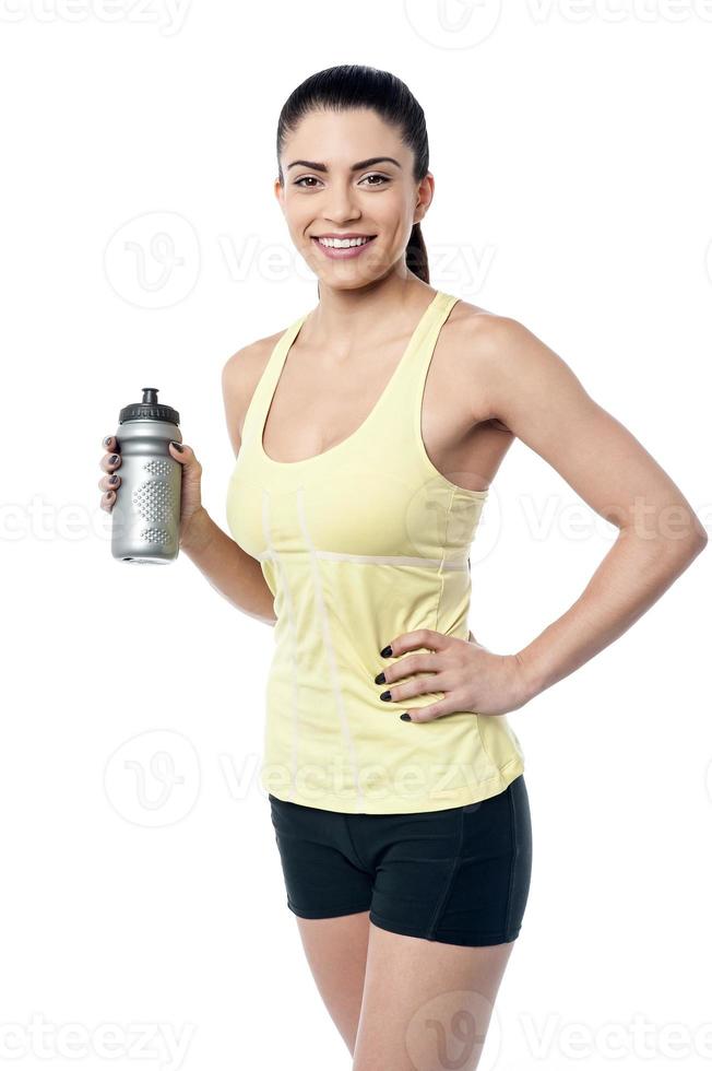 vrouw drinkt water na de training. foto