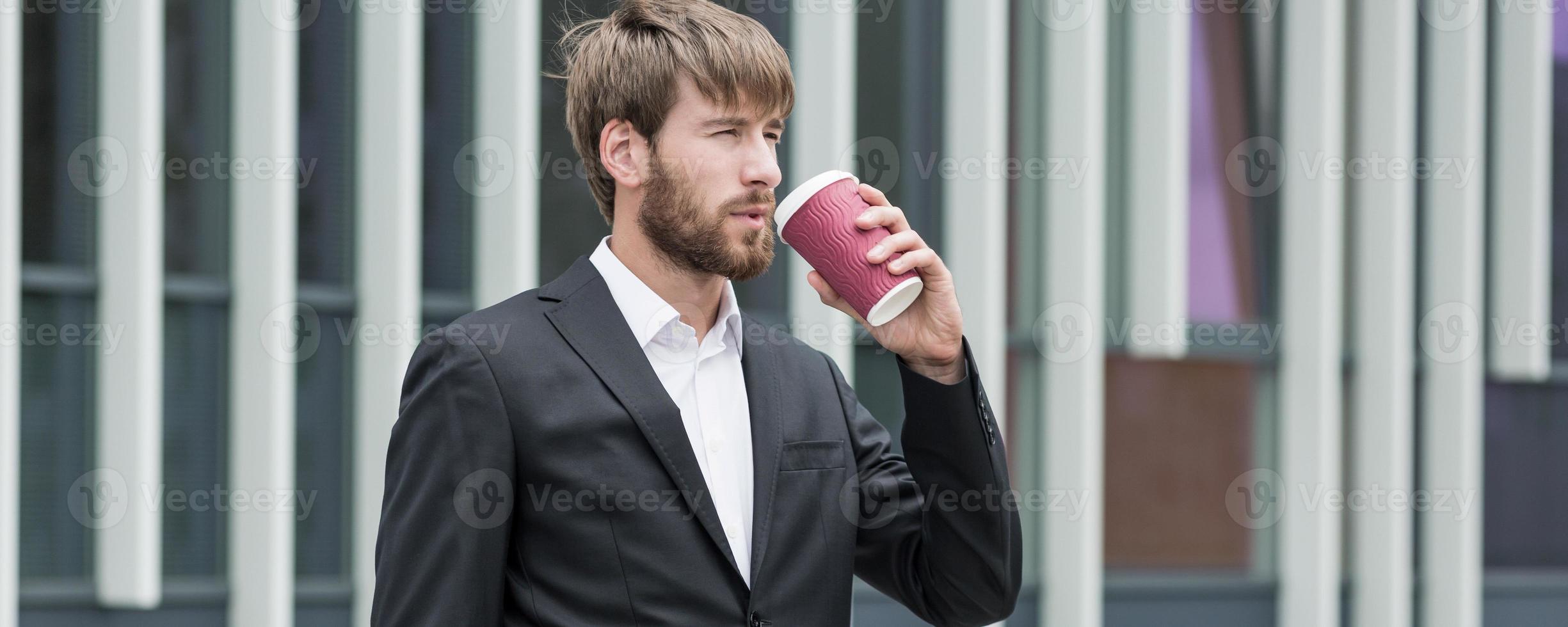 knappe jonge baas koffie drinken foto