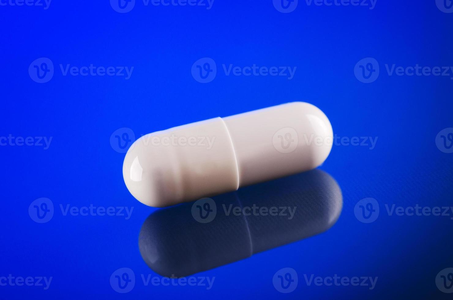 een witte pil capsule foto