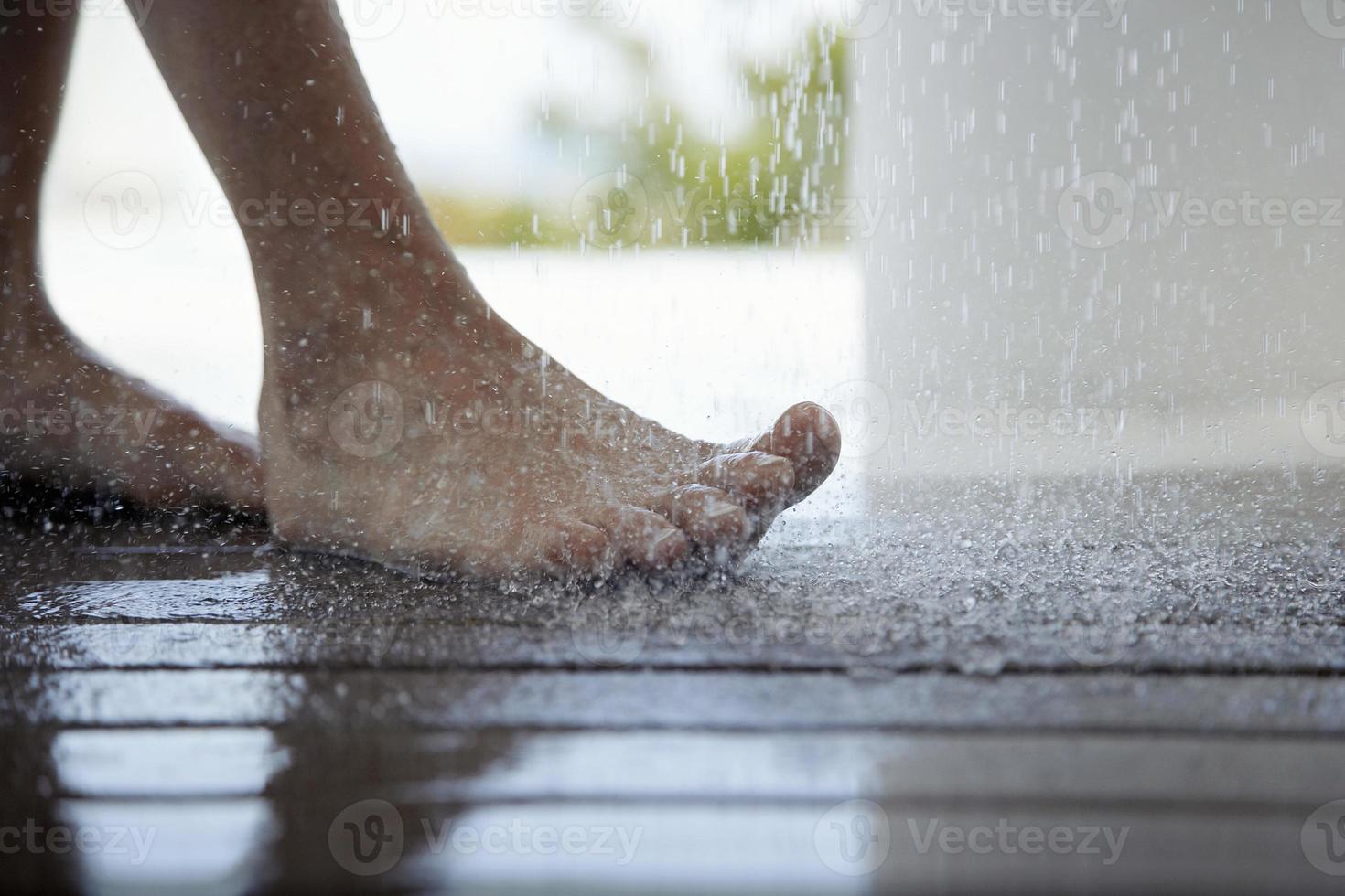 voet onder druipend water foto
