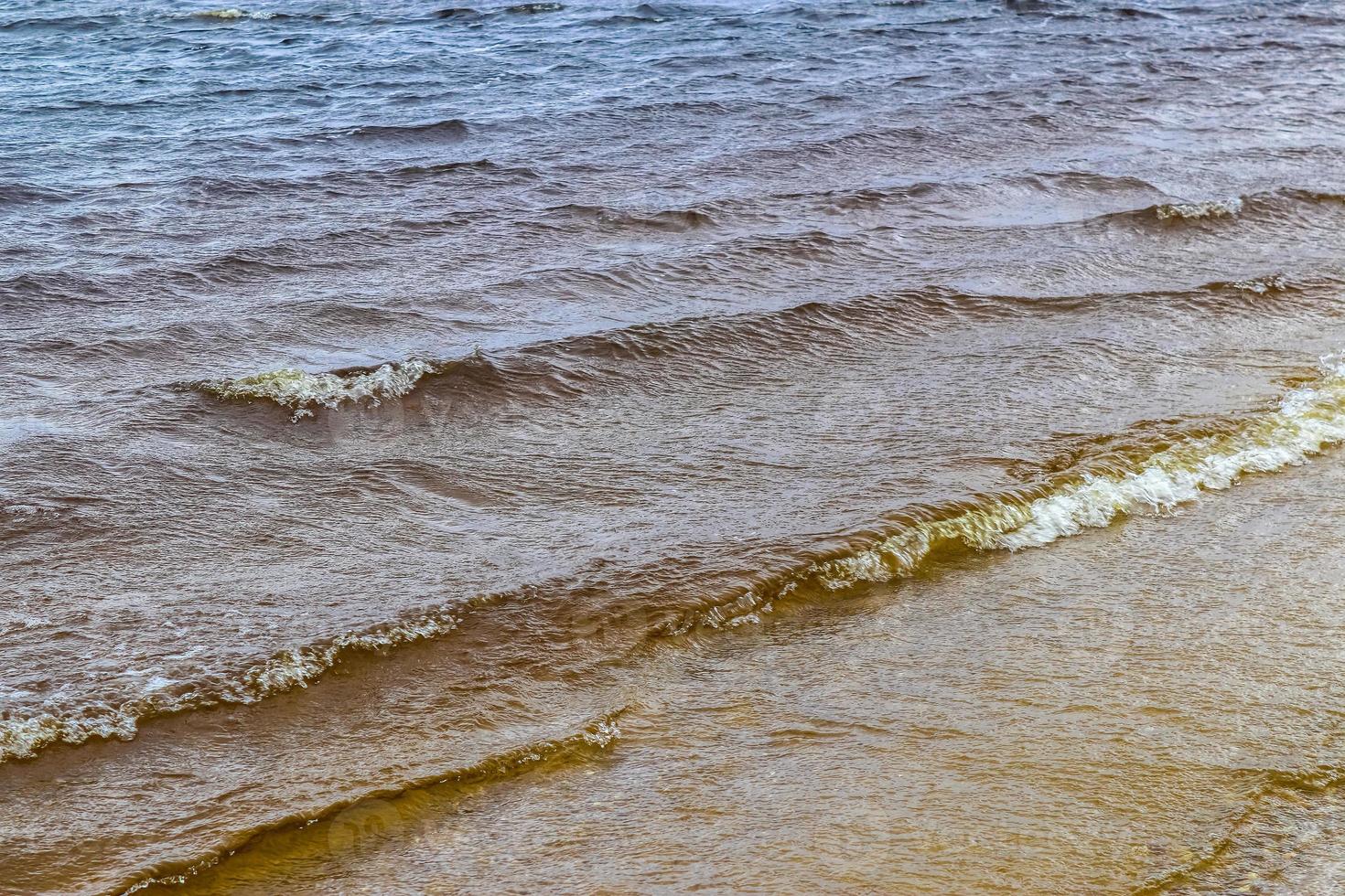 gedetailleerde close-up van wateroppervlakken met rimpelingen en golven en het zonlicht dat weerkaatst aan het oppervlak foto