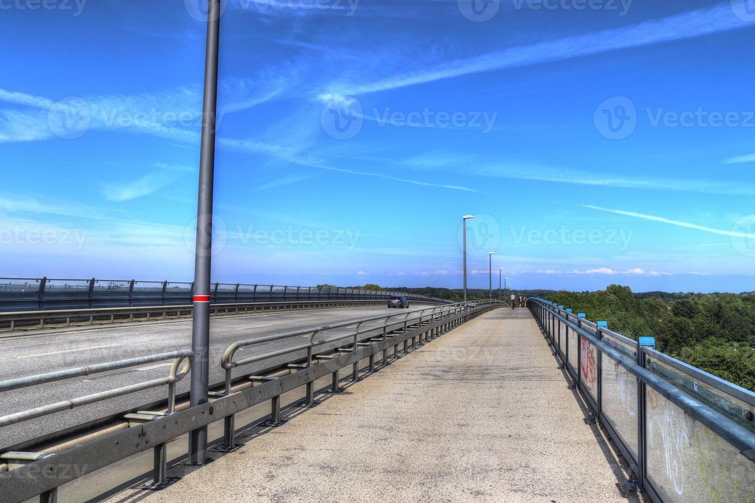 verschillende uitzichten op en vanaf de grote kanaalbrug van Kiel in Noord-Duitsland foto