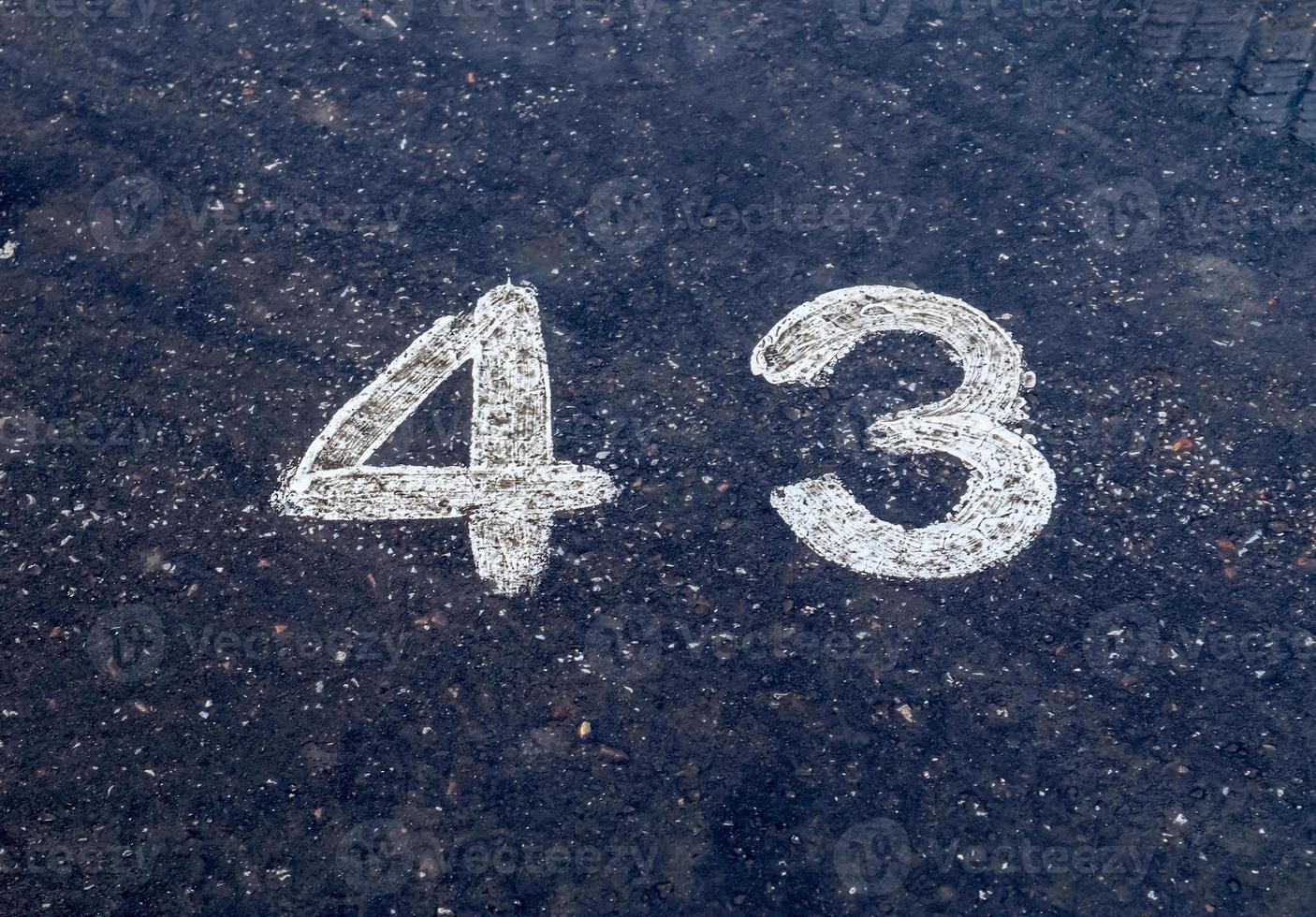 nummers geschilderd op beton en asfalt oppervlakken foto