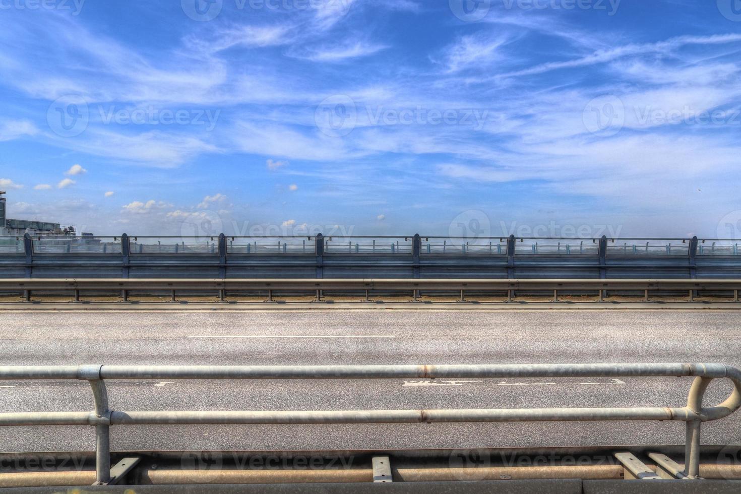 verschillende uitzichten op en vanaf de grote kanaalbrug van Kiel in Noord-Duitsland foto