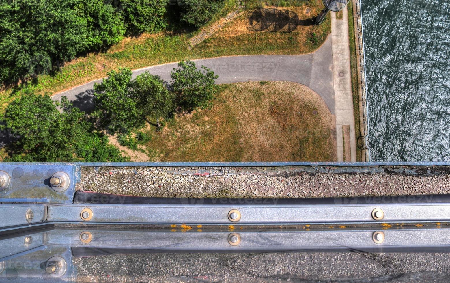 verschillende uitzichten op en vanaf de grote kanaalbrug van Kiel in Noord-Duitsland foto