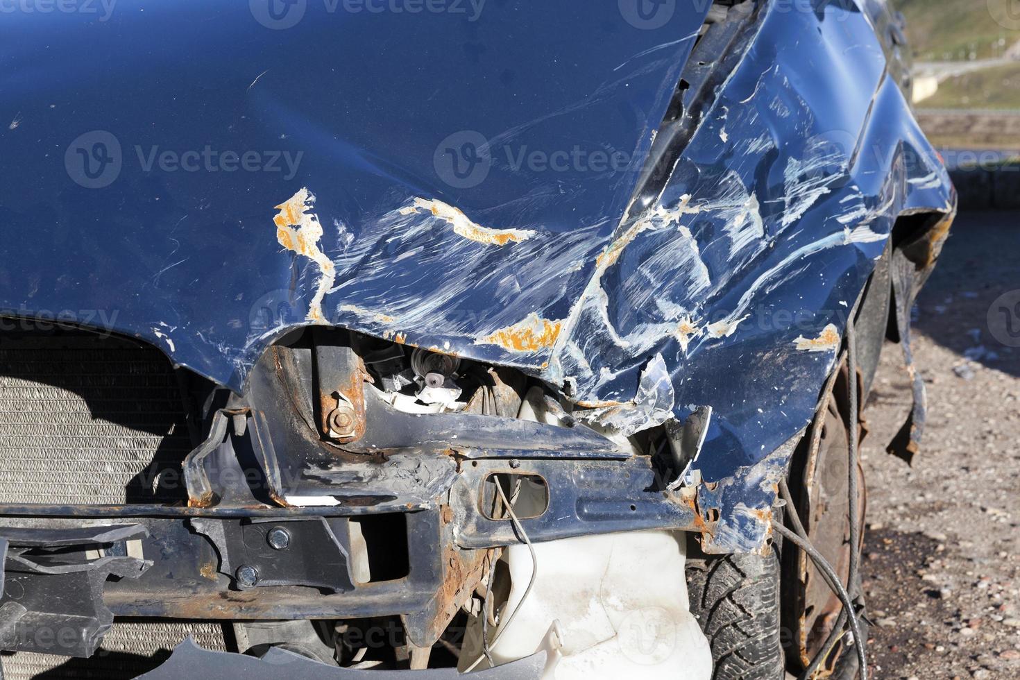 blauwe auto na een ongeval foto