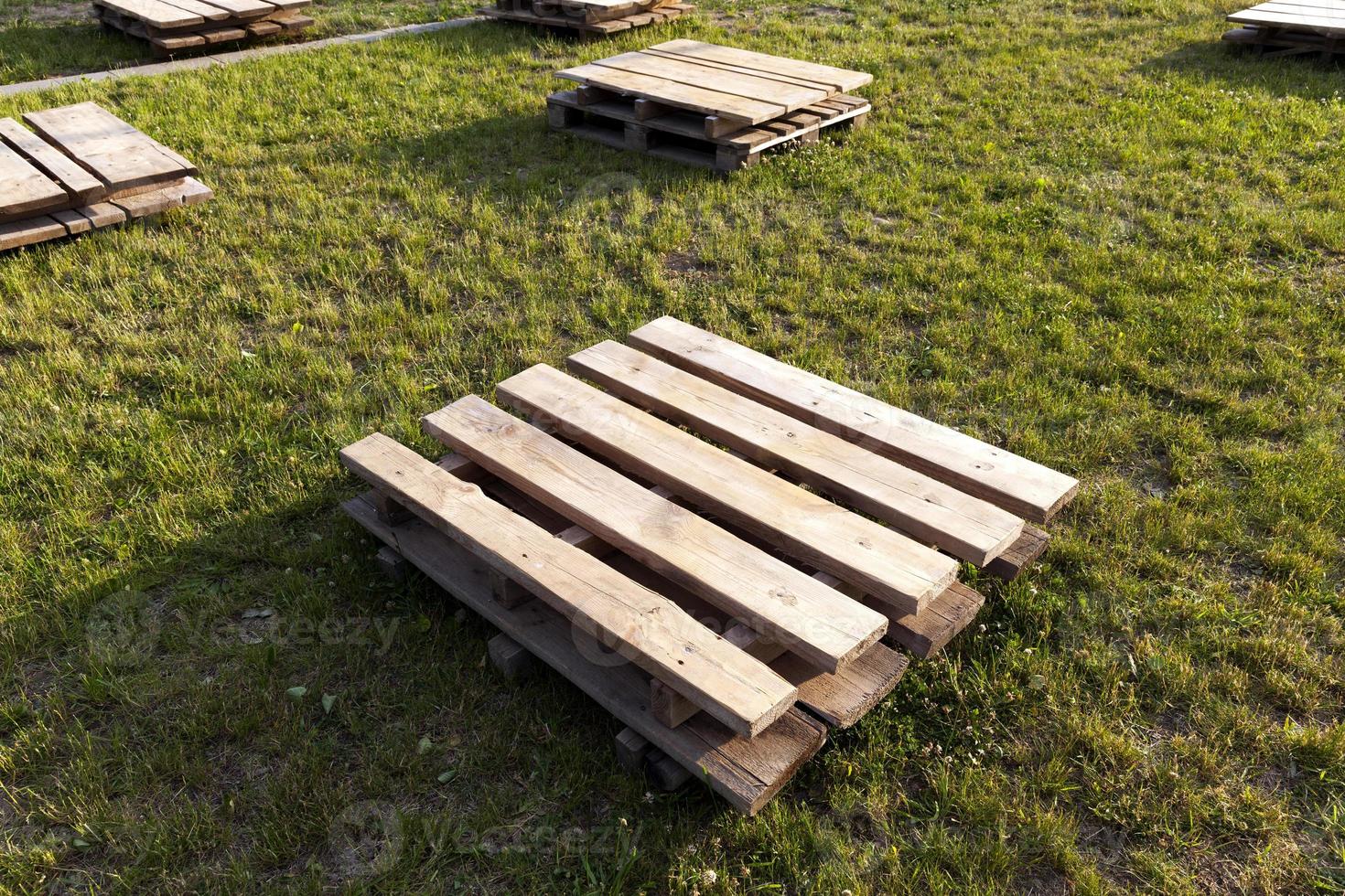houten pallets op het gras, close-up foto