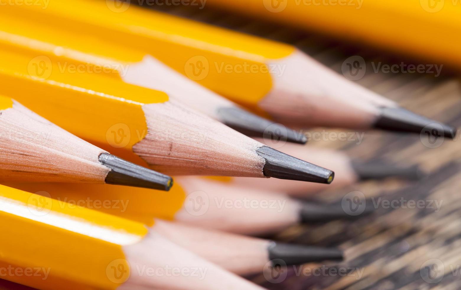 effen kleur houten potloden met grijze stift foto