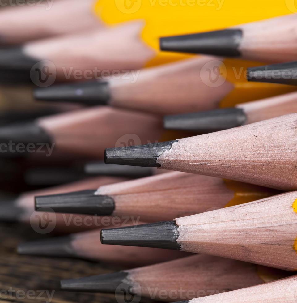 effen kleur houten potloden met grijze stift foto