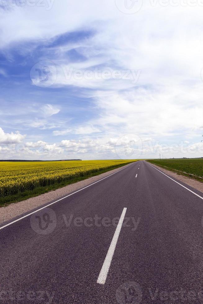 kleine verharde weg foto