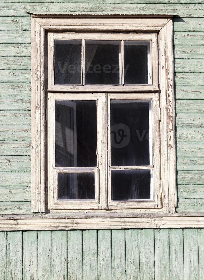 oud houten verlaten huis foto