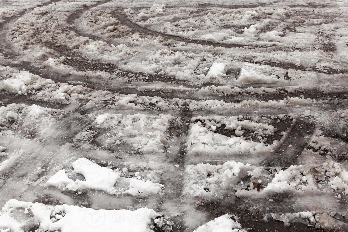 sporen van de auto op sneeuw foto