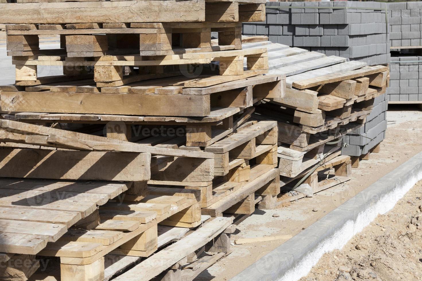 verpakt en gelegd op houten pallets nieuwbouw tegels foto