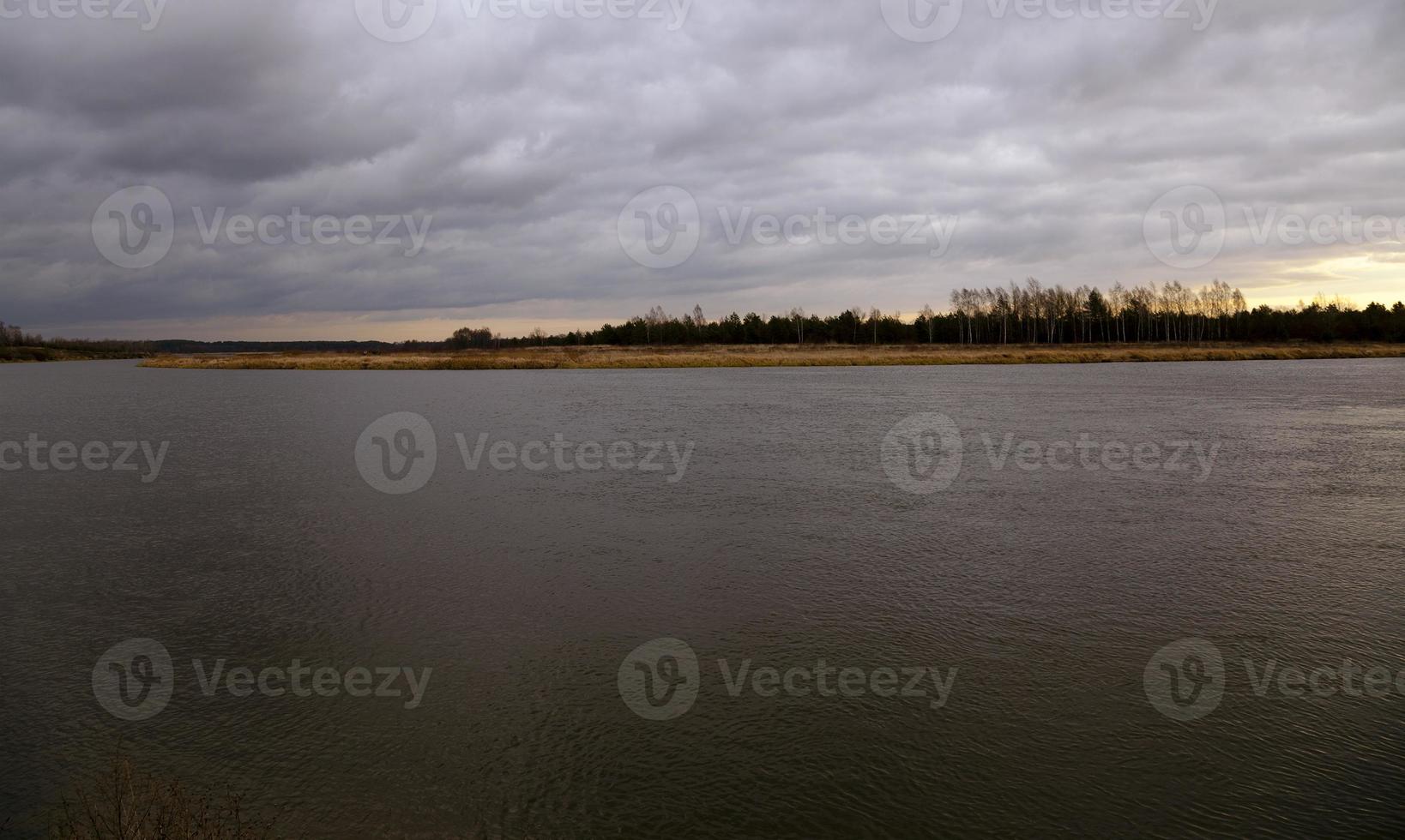 dageraad op het meer foto