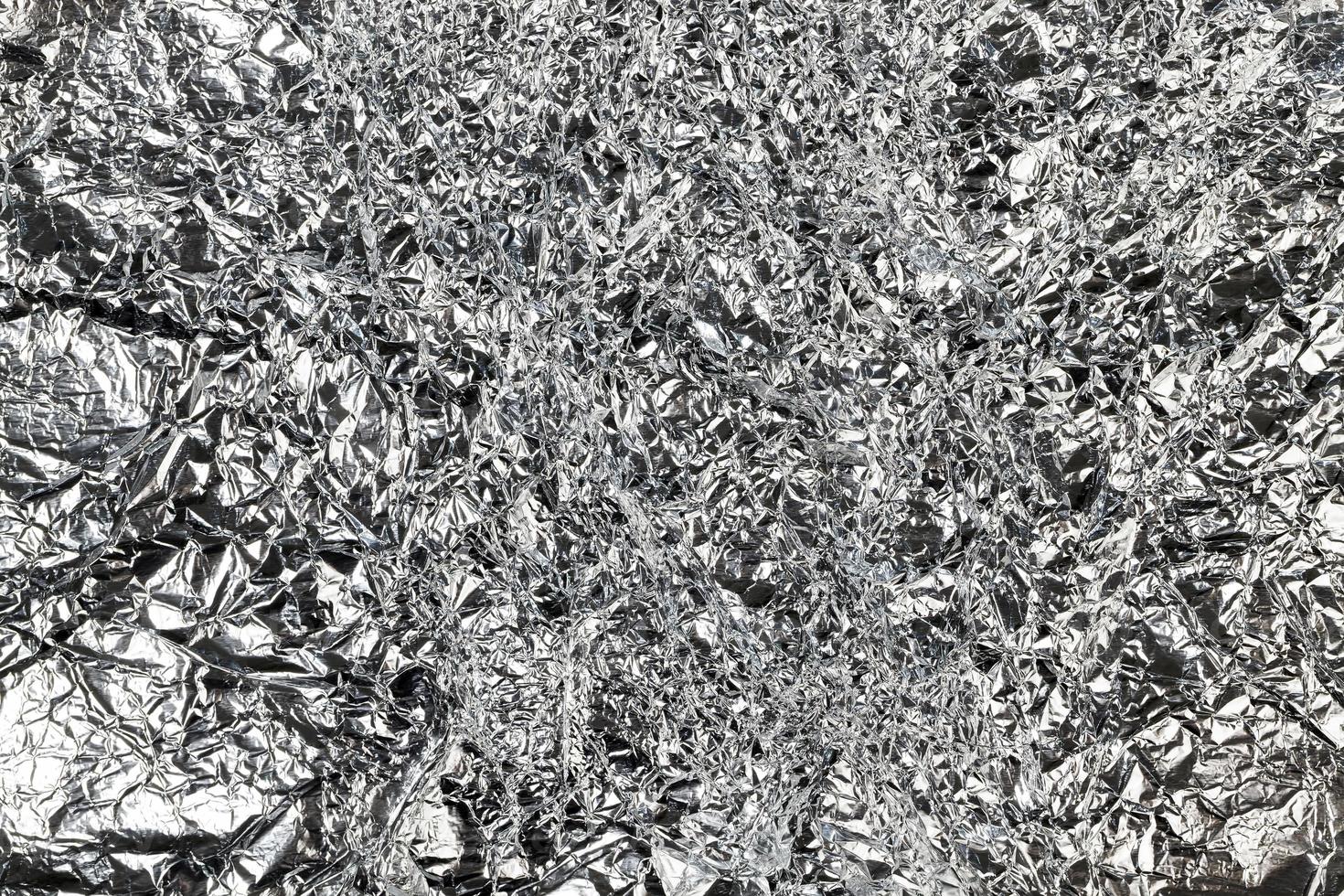 dunne en verfrommelde glanzende aluminiumfolie, foto