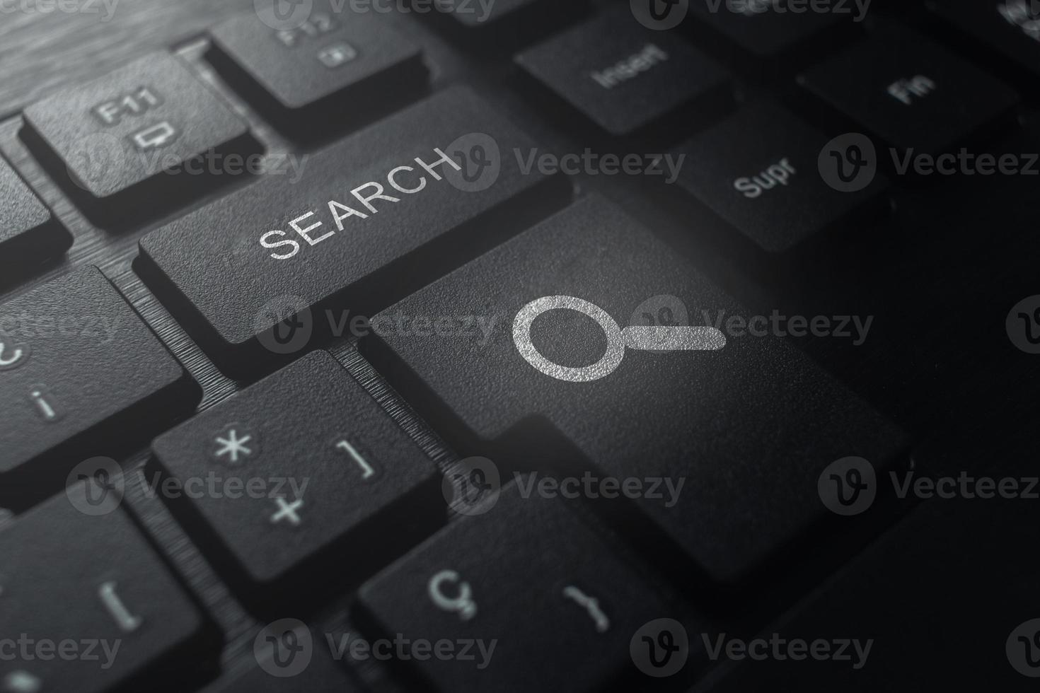 toetsenbord met zoekknop. concept van het zoeken naar informatie over internetgegevens. foto