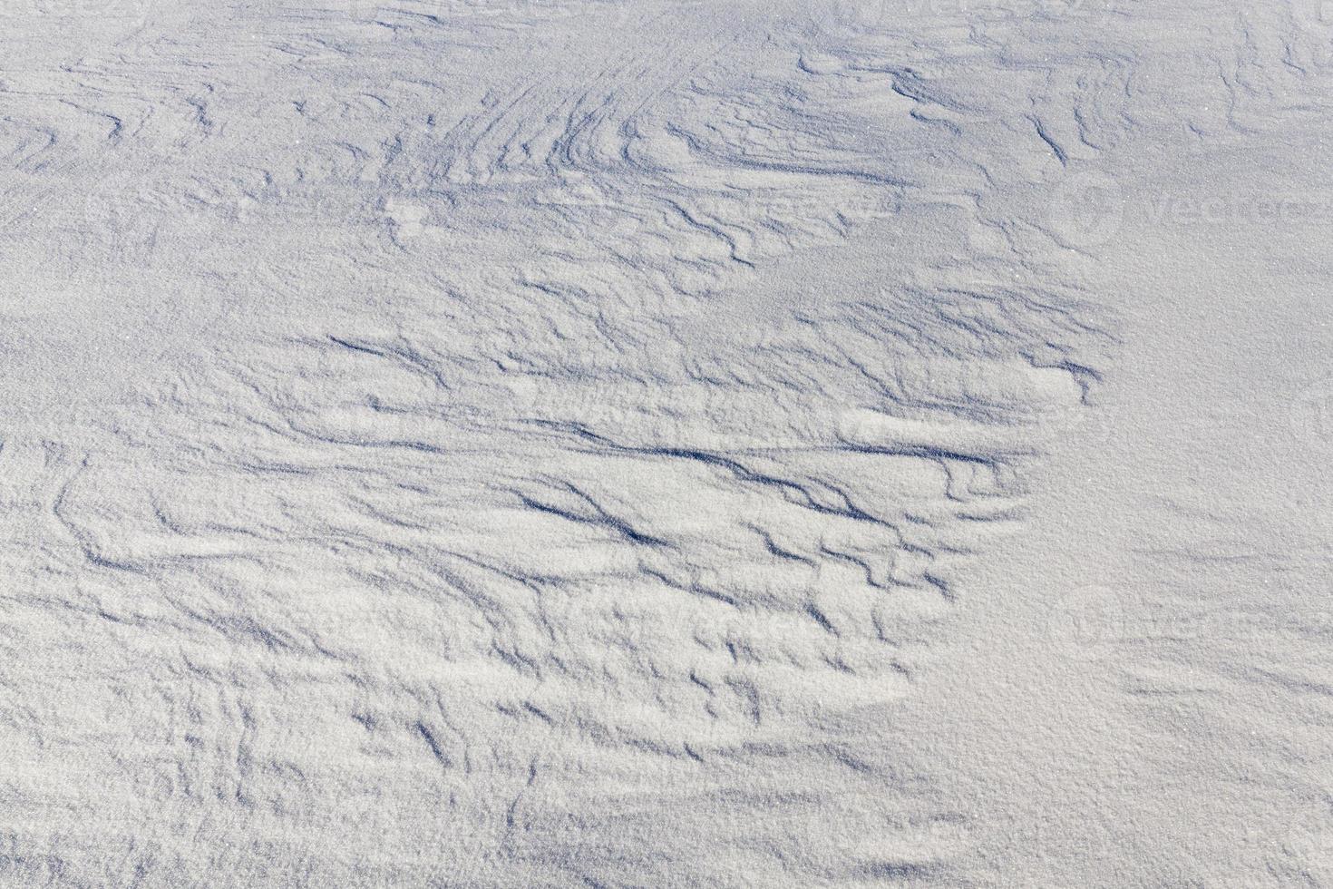 sneeuw drijft in de winter het gebied bedekt met sneeuw in het winterseizoen. foto van dichtbij genomen