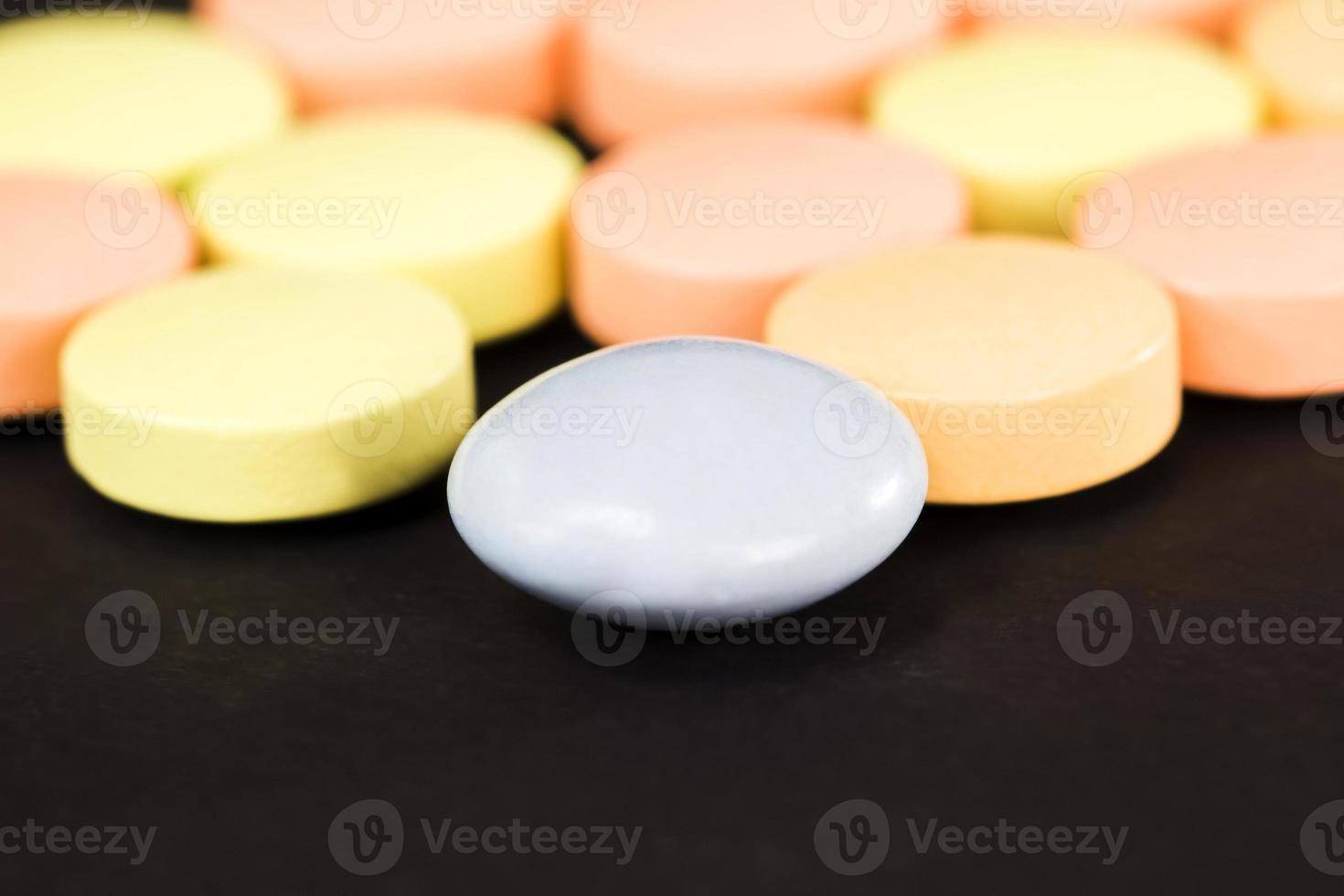 verschillende soorten veelkleurige pillen foto