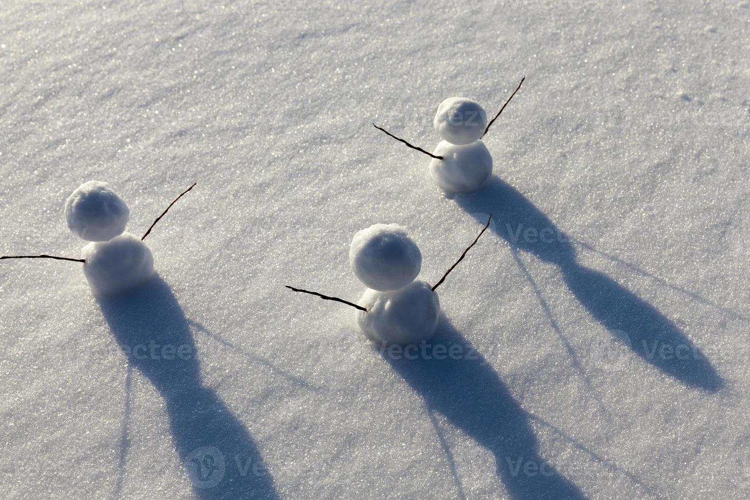 spelletjes in de sneeuw met de creatie van verschillende sneeuwpopfiguren foto