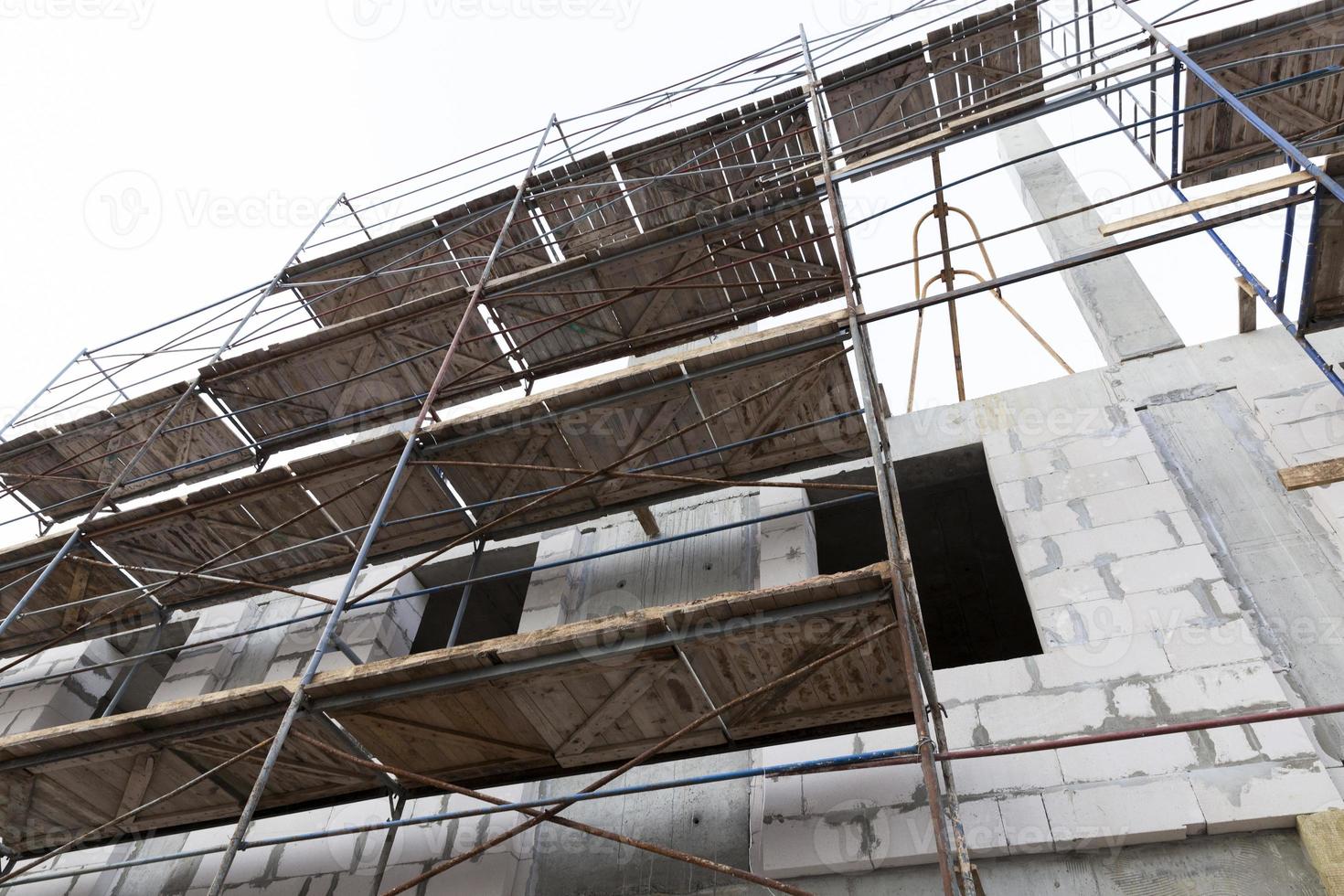 steigers tijdens de bouw van een gebouw met meerdere verdiepingen foto