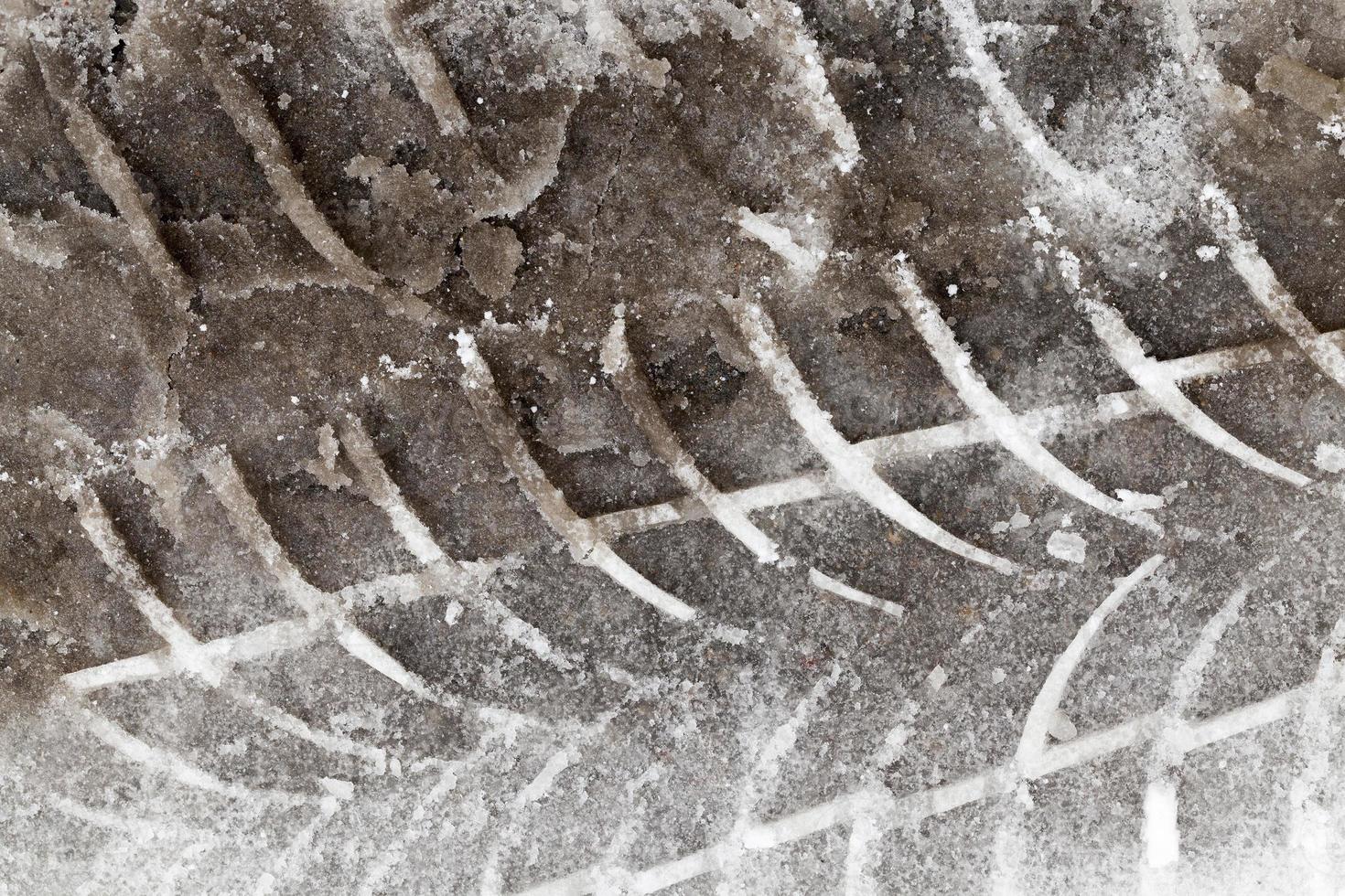 sporen van de auto in de sneeuw foto